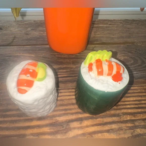 Sushi Roll Salt & Pepper Shakers - Picture 3 of 4